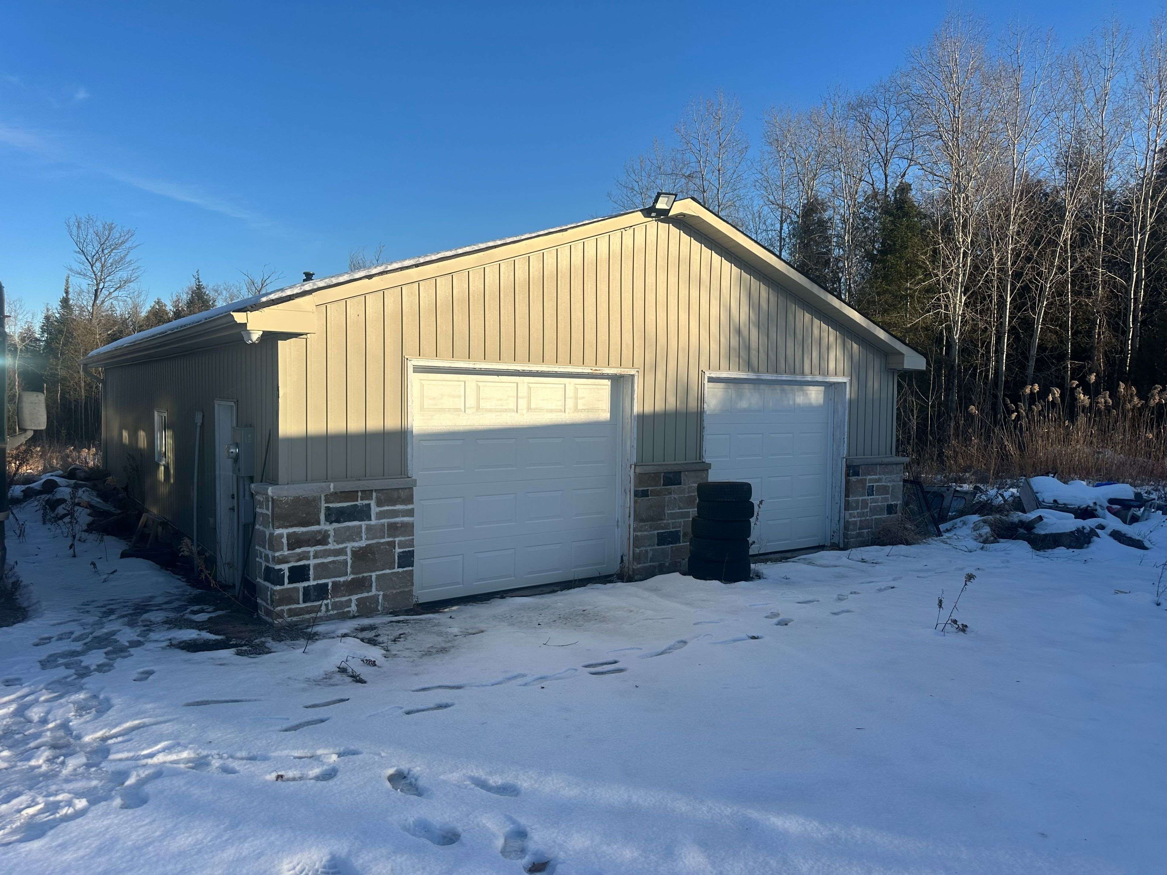 Scugog, ON L0B 1B0,14351 Regional RD #Garage & Trailer