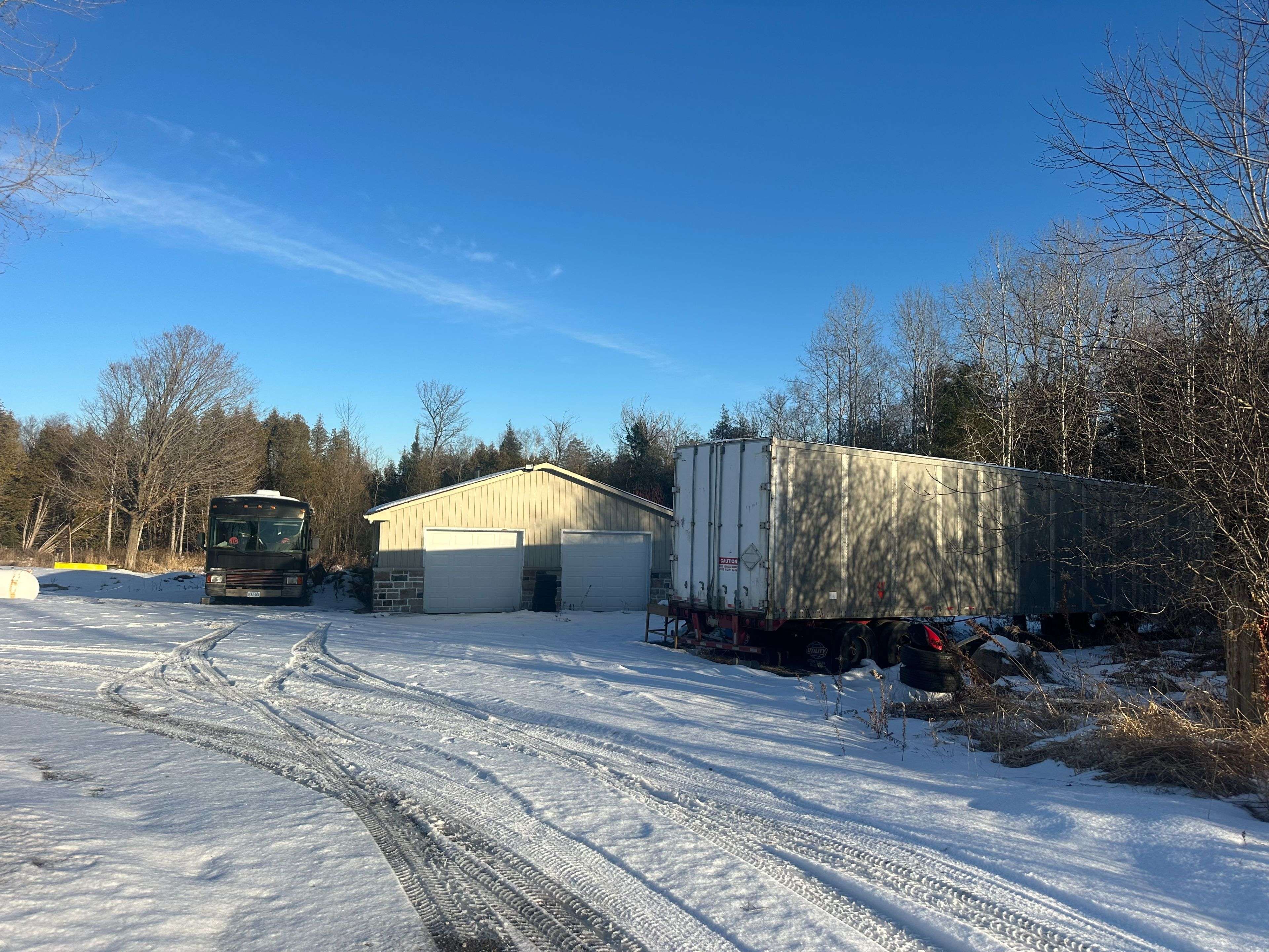 Scugog, ON L0B 1B0,14351 Regional RD #Garage & Trailer