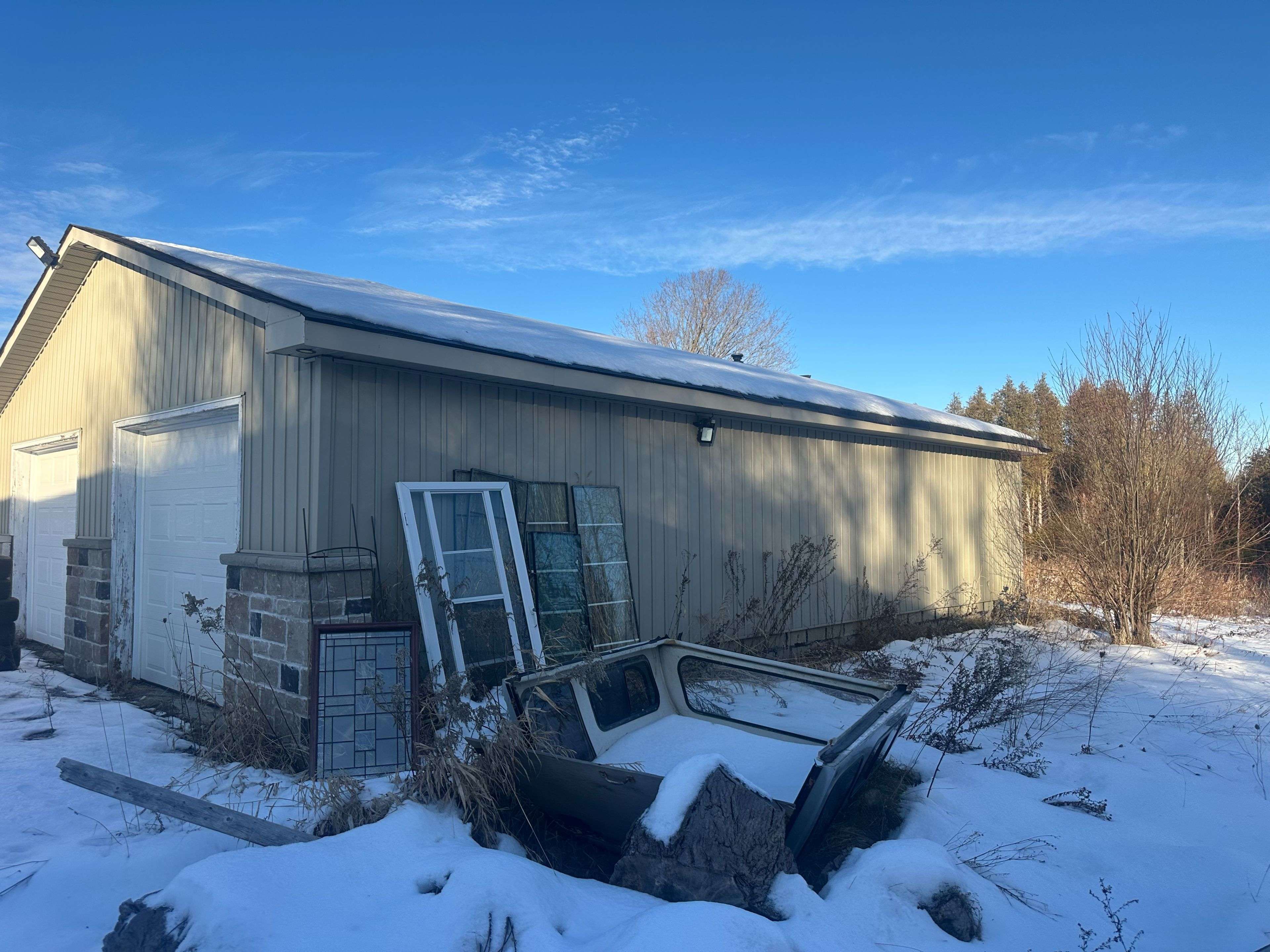 Scugog, ON L0B 1B0,14351 Regional RD #Garage & Trailer