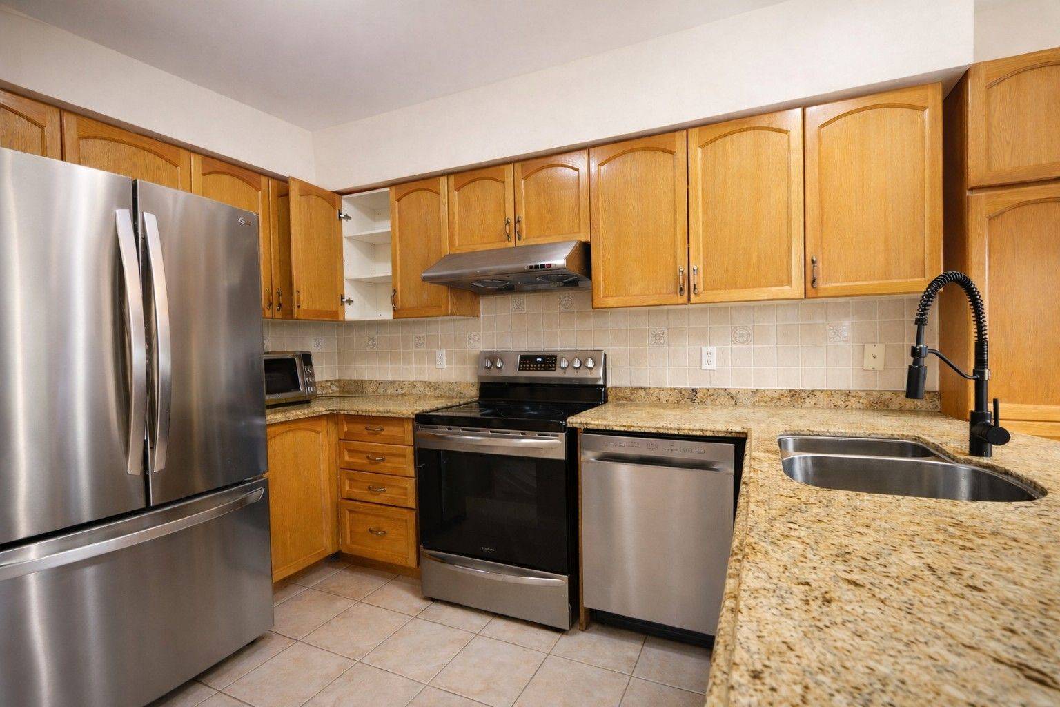 Richmond Hill, ON L4S 2R1,49 Falling River DR #Upper