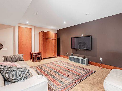 Toronto C13, ON M3A 3E5,94 Laurentide DR