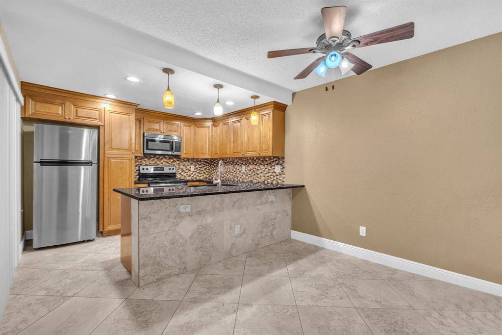 Boca Raton, FL 33433,8377 Boca Rio Dr #8377