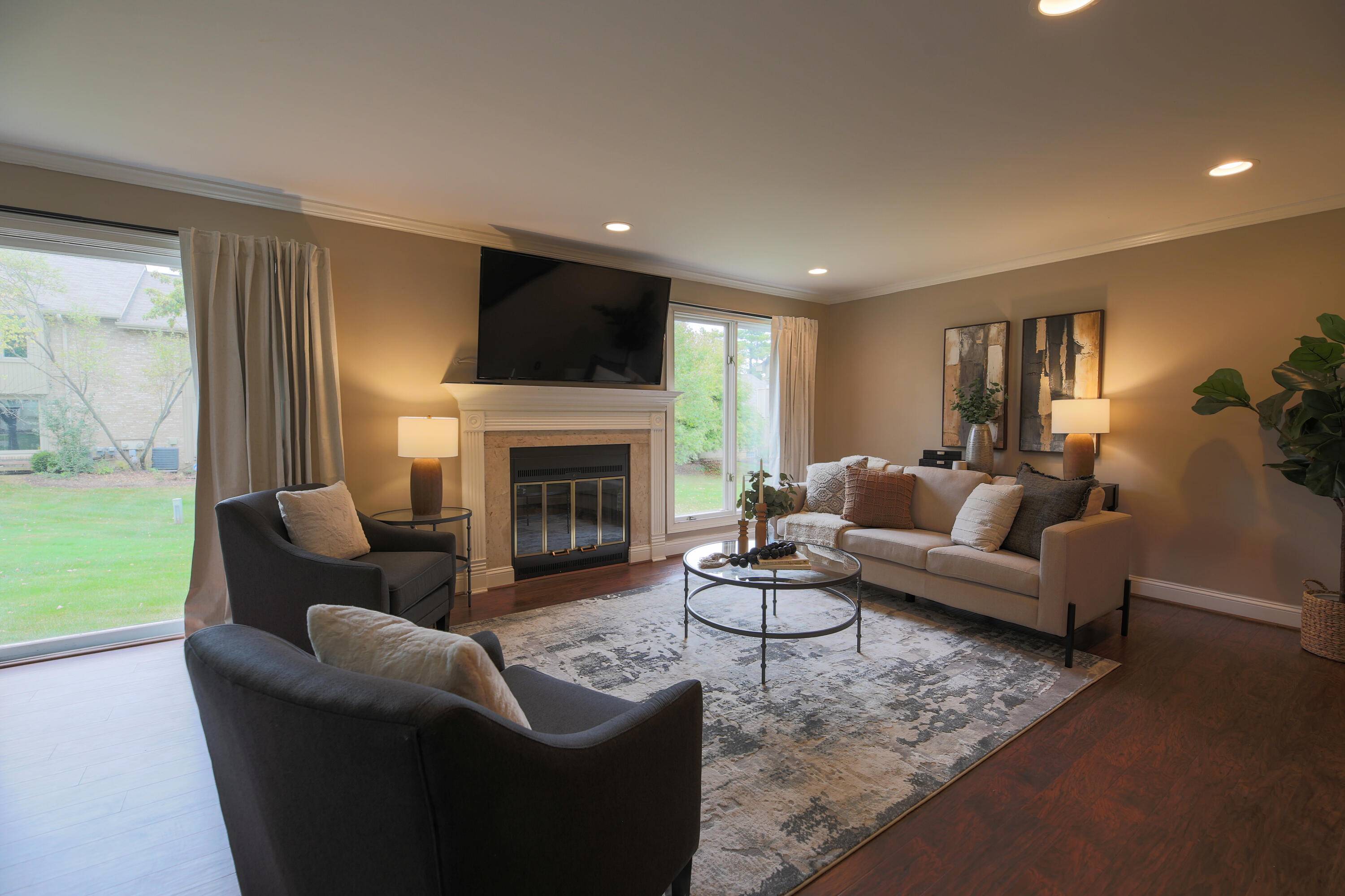 West Bloomfield, MI 48323,4291 Foxpointe DR