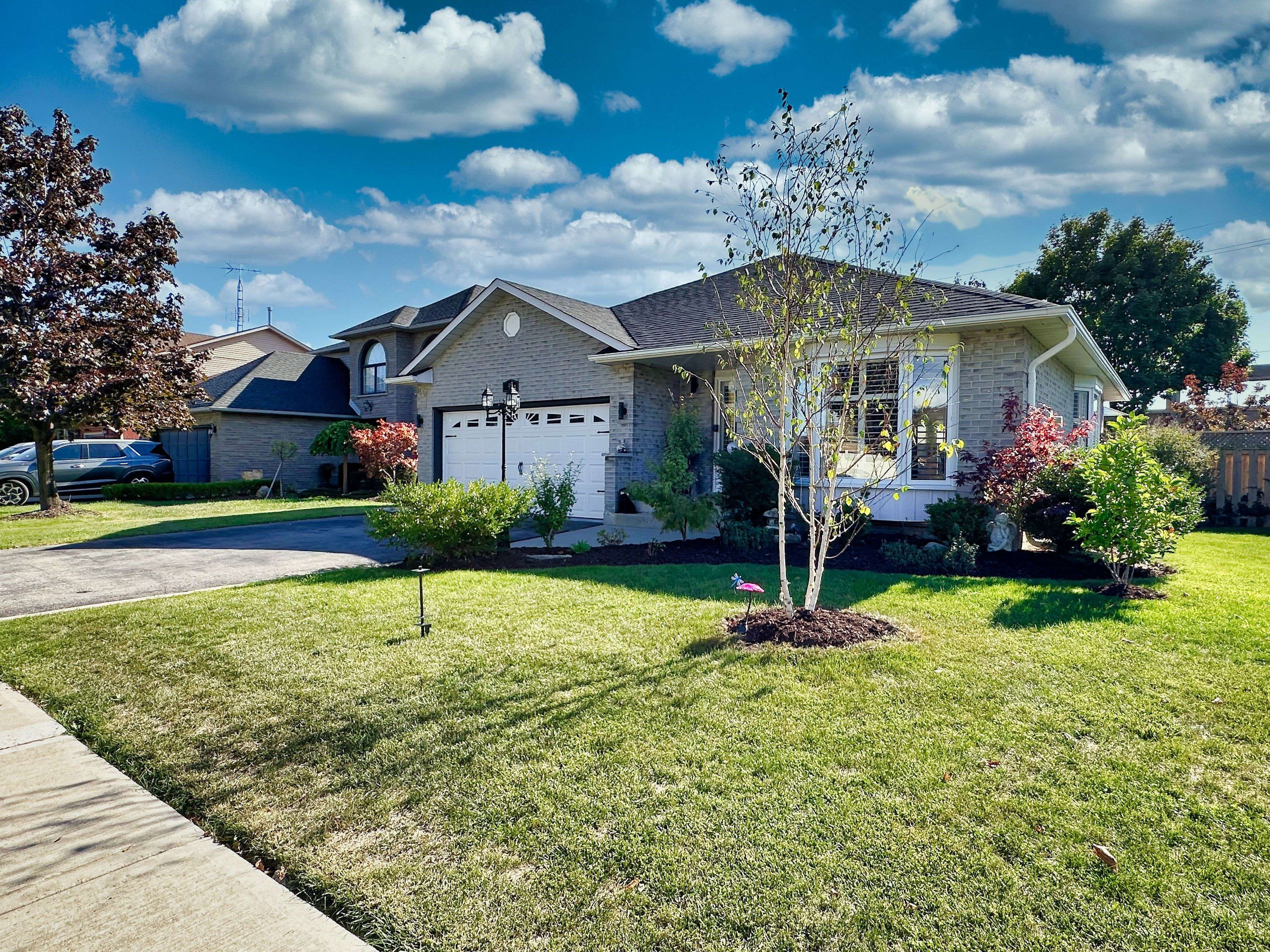 Hamilton, ON L8E 5E7,49 Riviera RDG