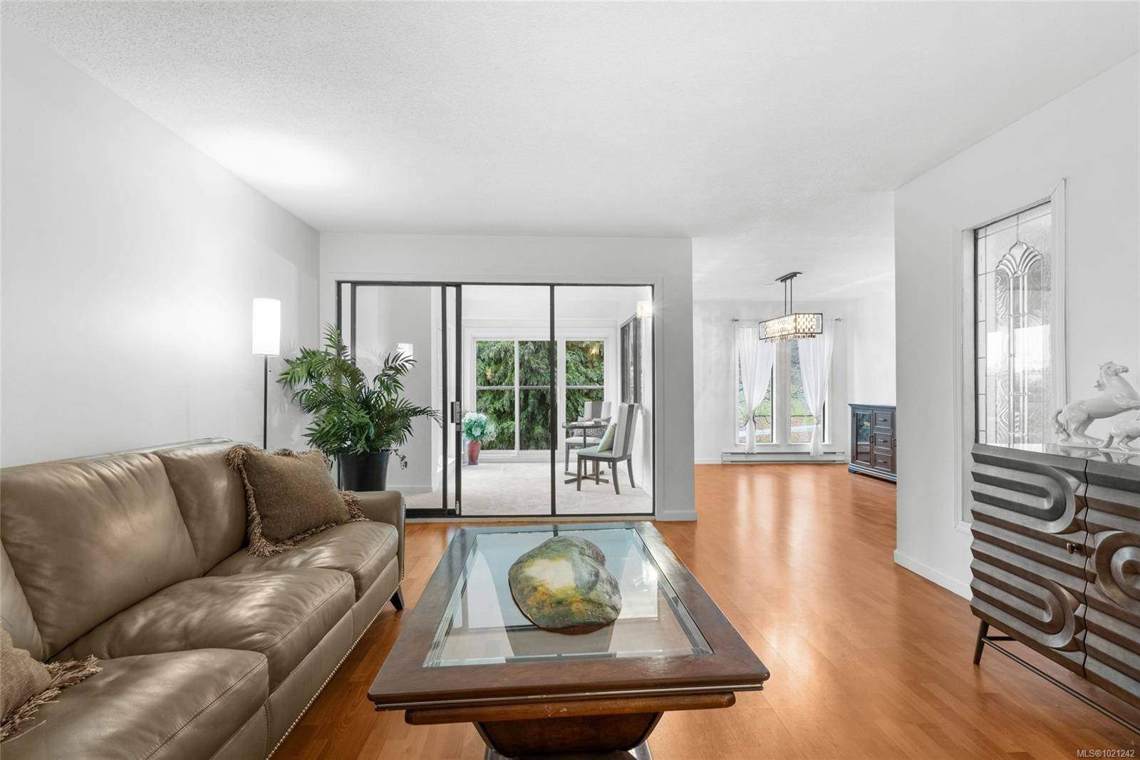 Saanich, BC V8P 1A9,1875 Lansdowne Rd #405