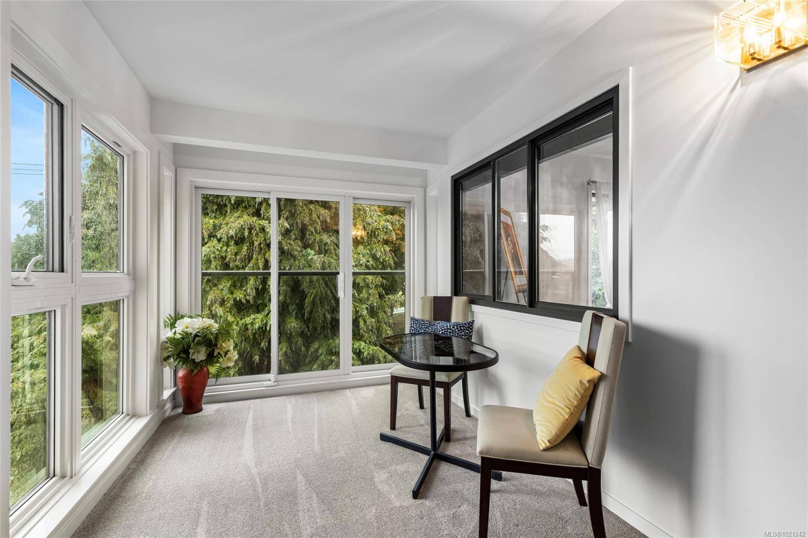 Saanich, BC V8P 1A9,1875 Lansdowne Rd #405