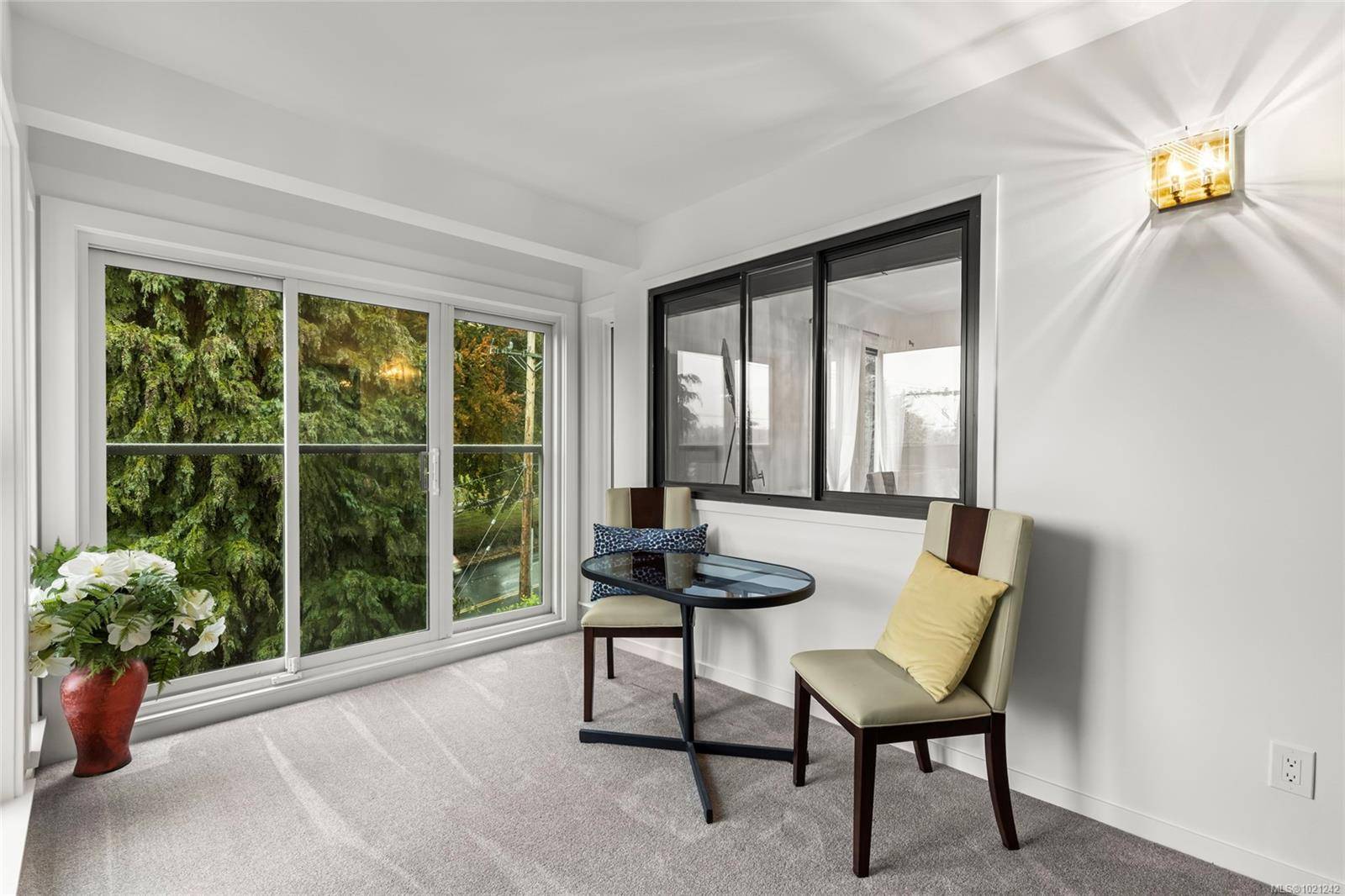 Saanich, BC V8P 1A9,1875 Lansdowne Rd #405