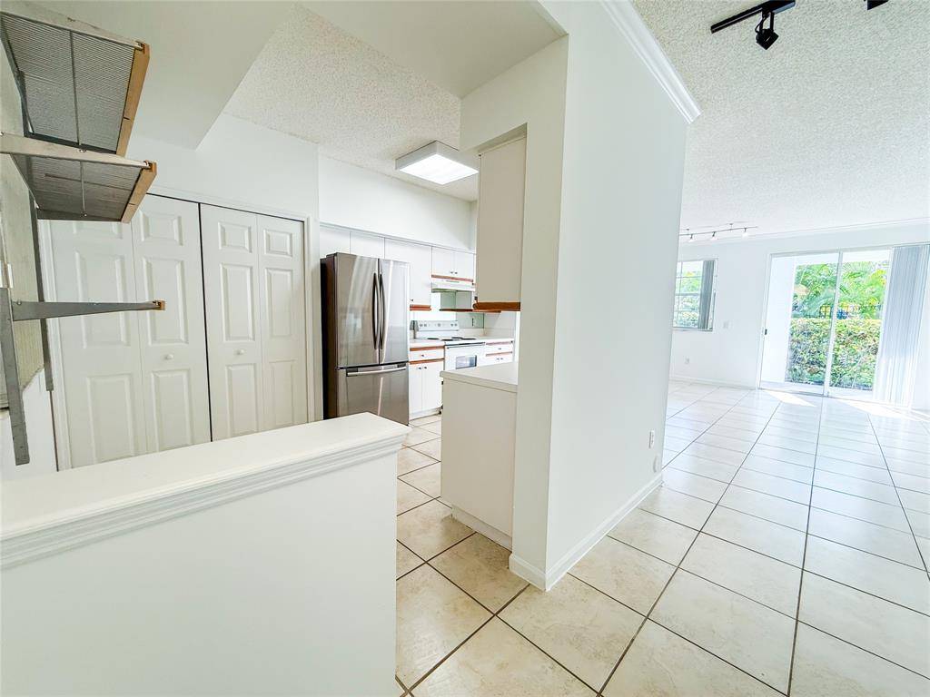 North Miami Beach, FL 33160,3105 NE 184th St #7106