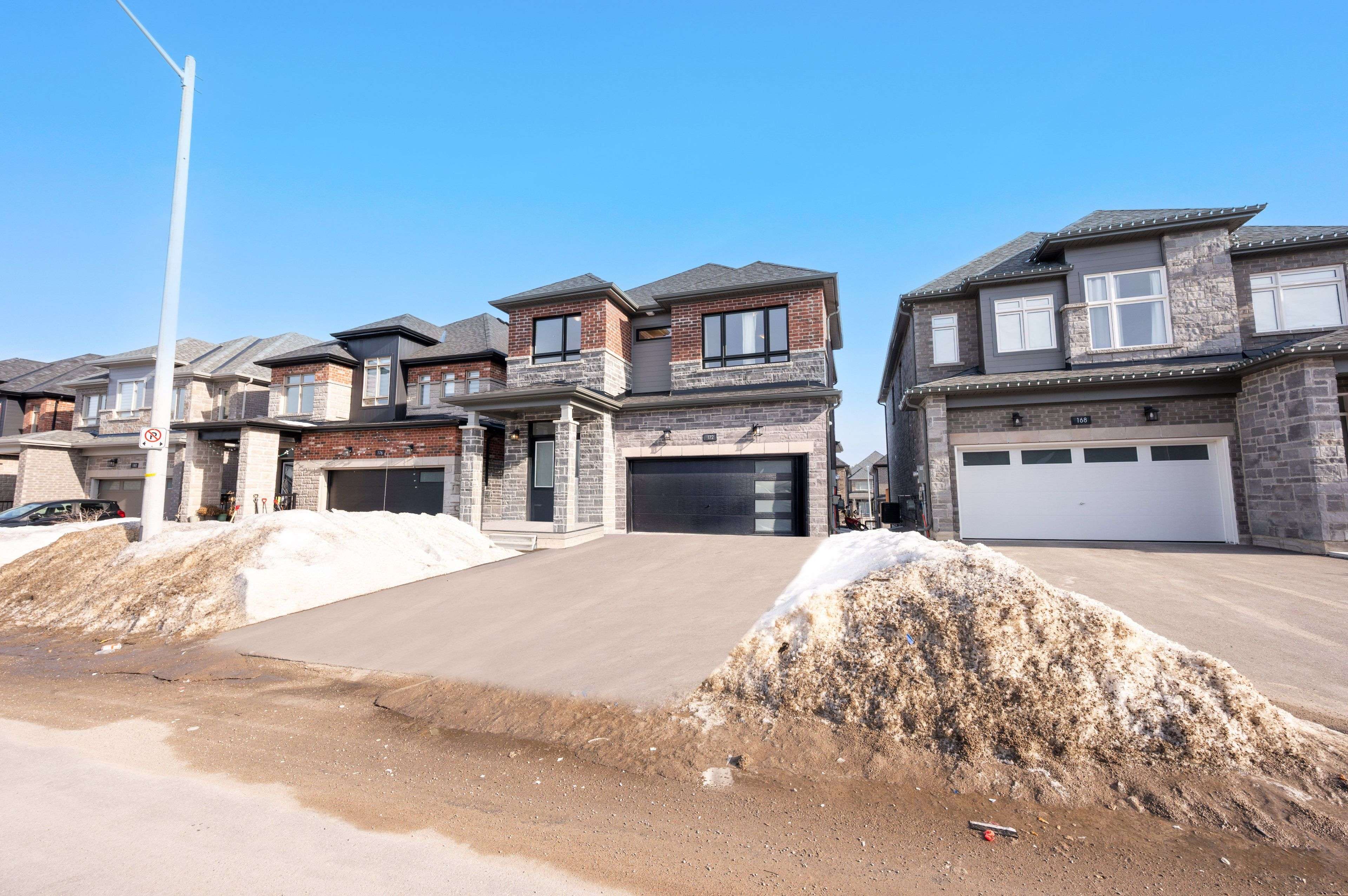 Barrie, ON L9J 0J2,172 FRANKLIN TRL