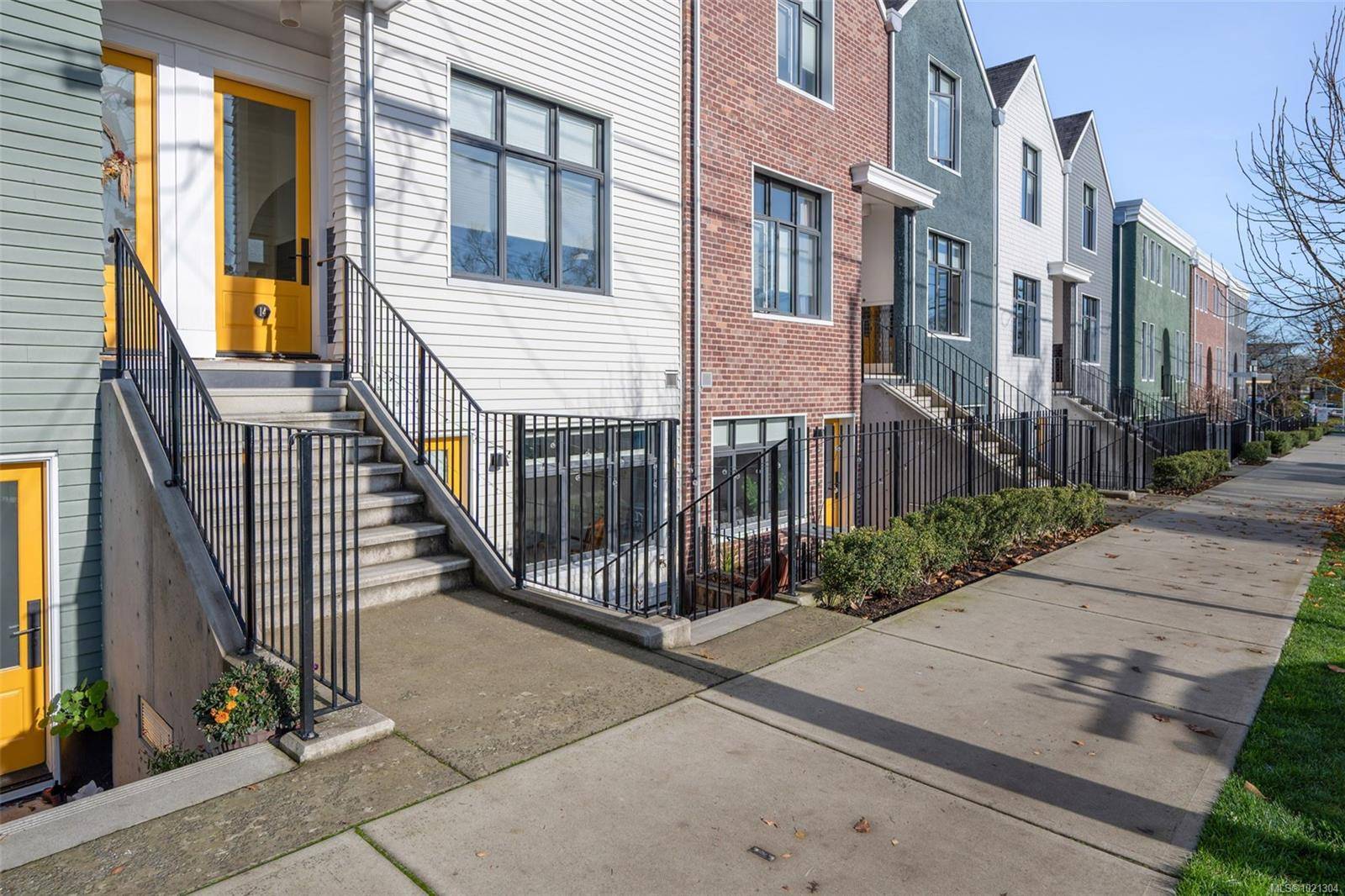 Victoria, BC V9A 7N6,230 Wilson St #11