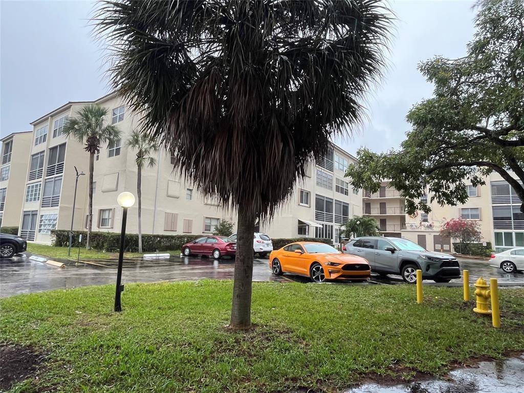 Lauderdale Lakes, FL 33311,2871 Somerset Dr #105