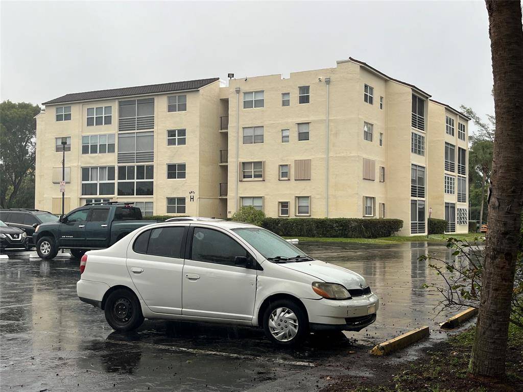 Lauderdale Lakes, FL 33311,2871 Somerset Dr #105