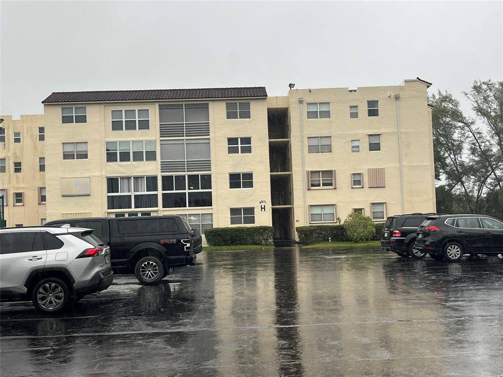 Lauderdale Lakes, FL 33311,2871 Somerset Dr #105