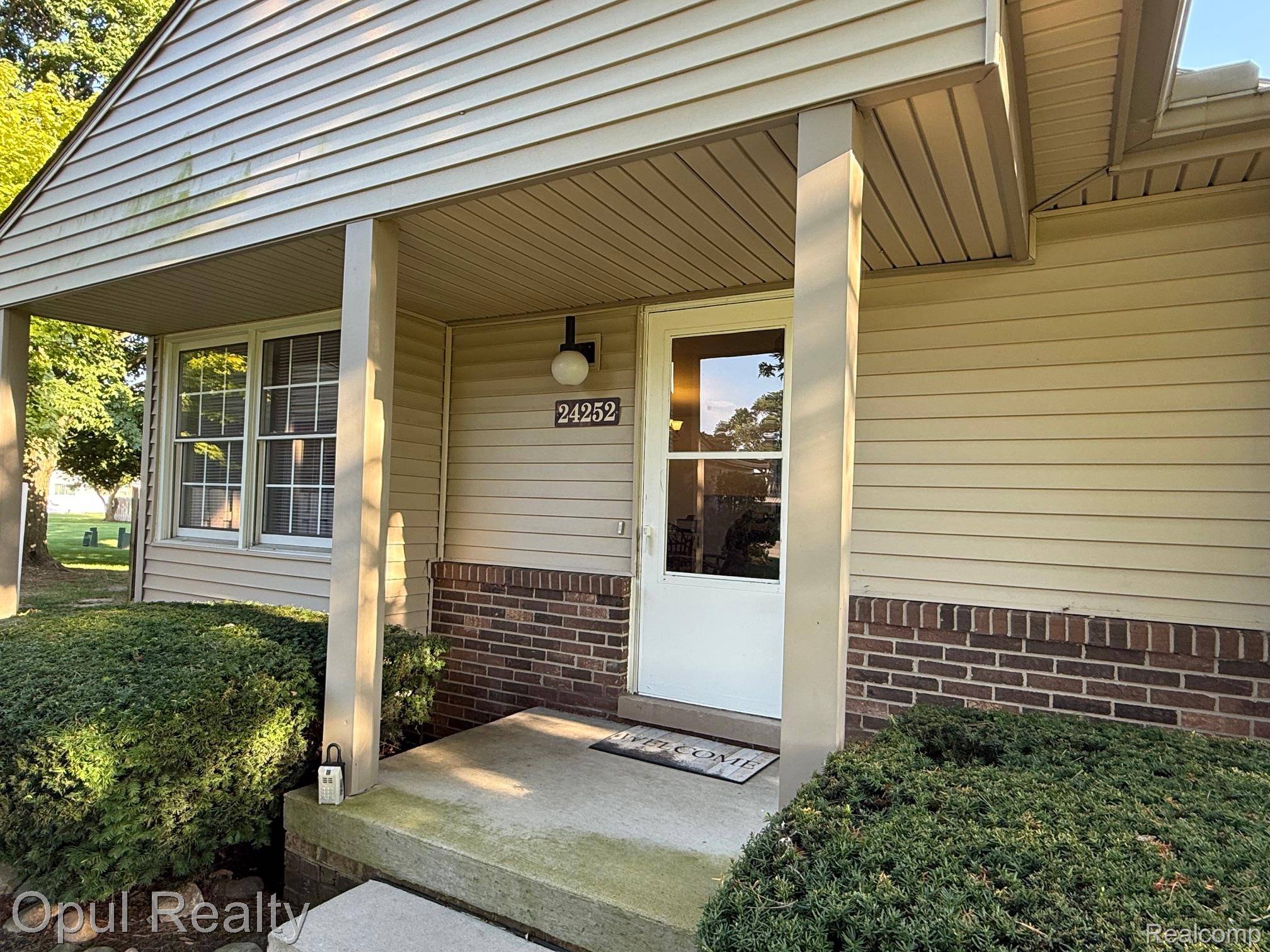 Novi, MI 48375,24252 Bashian DR