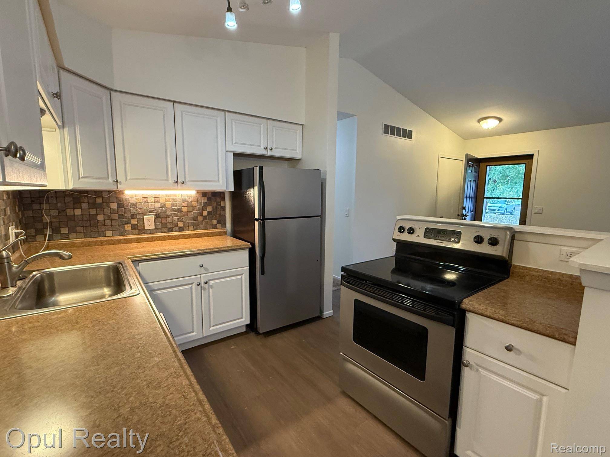 Novi, MI 48375,24252 Bashian DR