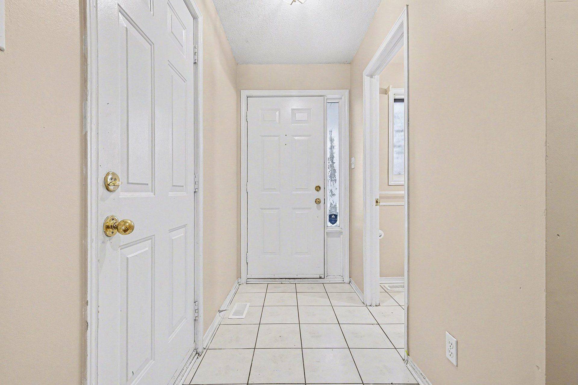 Barrhaven, ON K2J 4P1,206 Beatrice DR