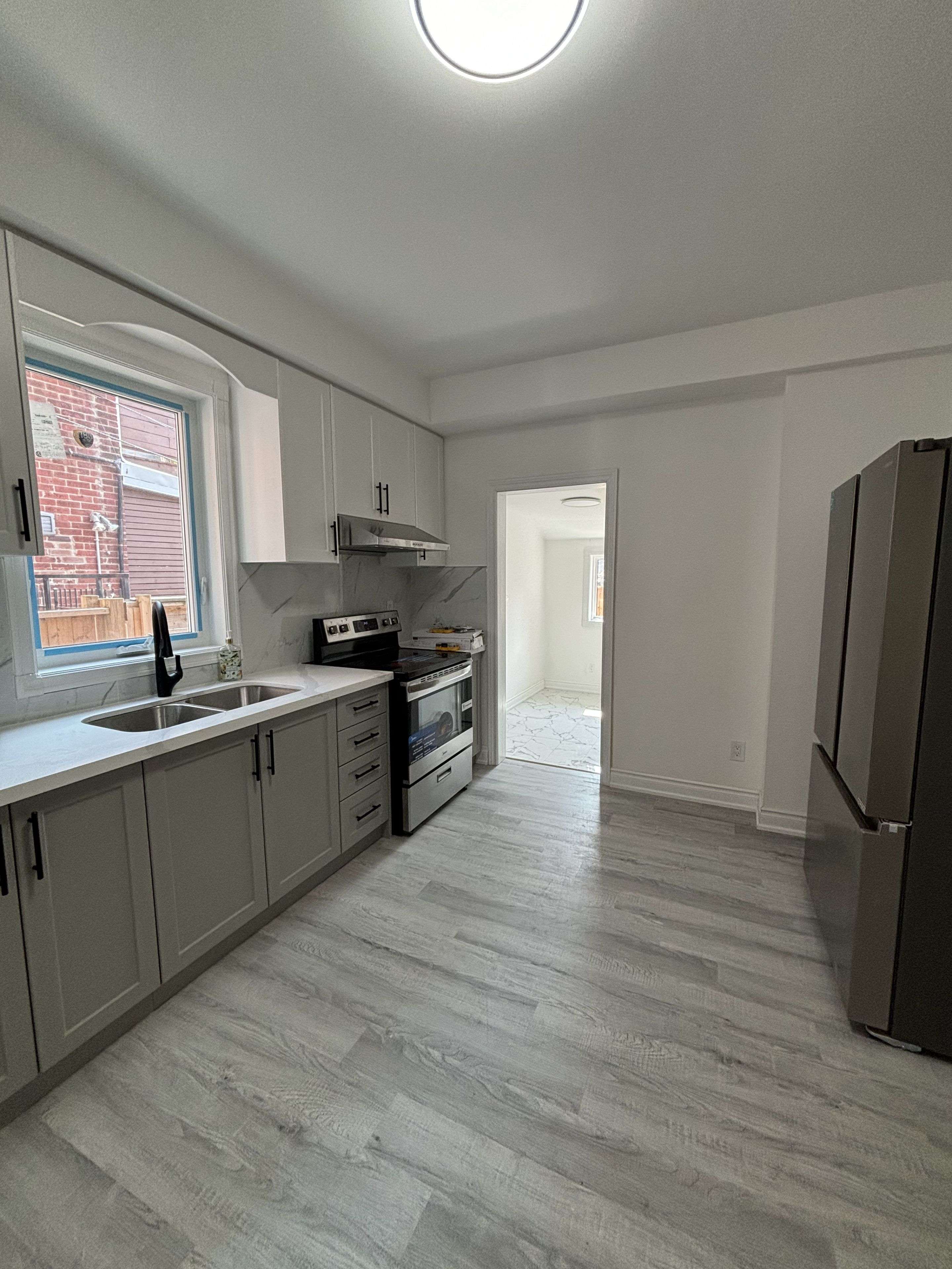 Toronto C01, ON M6G 2Y6,262 clinton ST #201