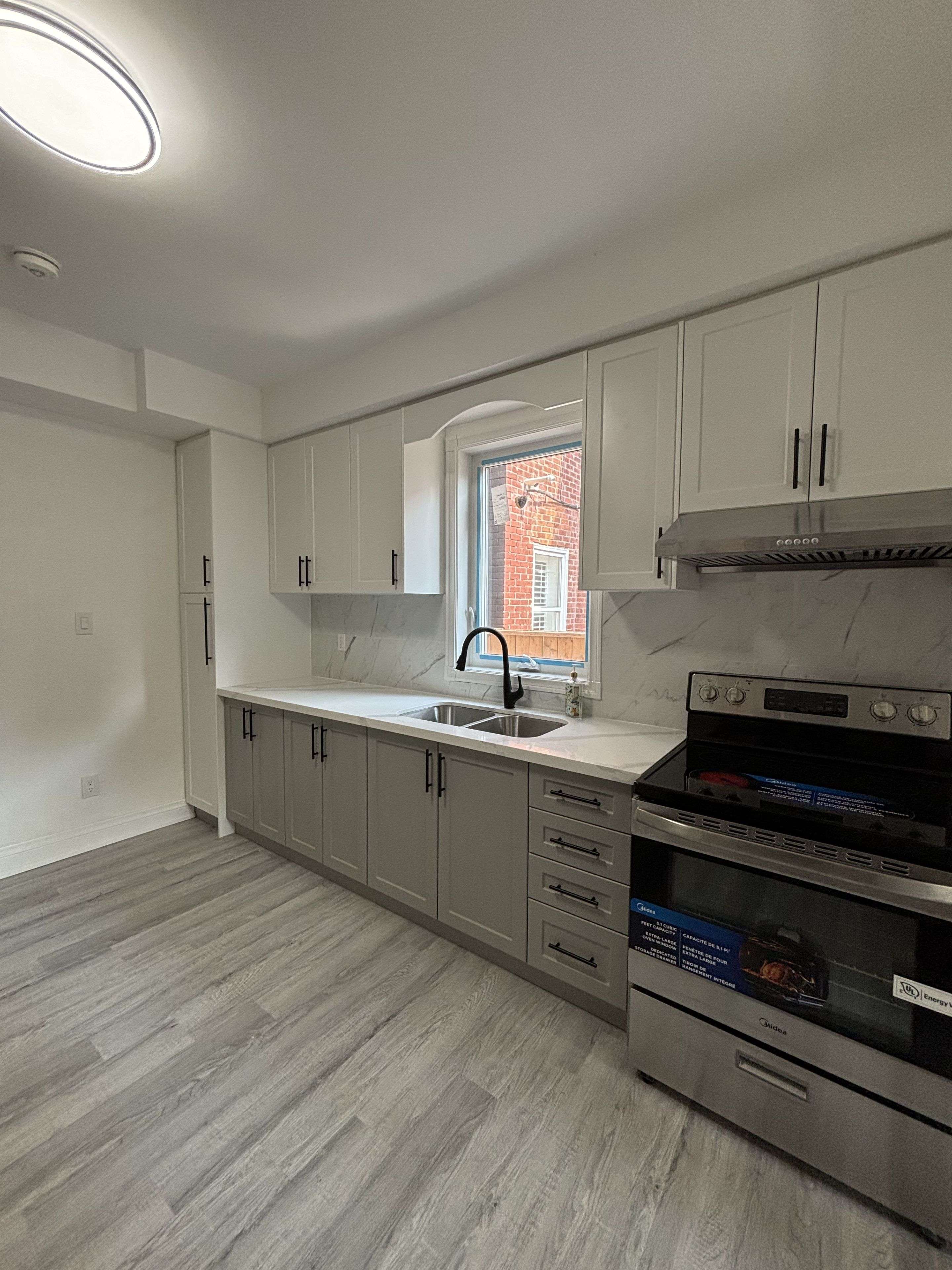 Toronto C01, ON M6G 2Y6,262 clinton ST #201