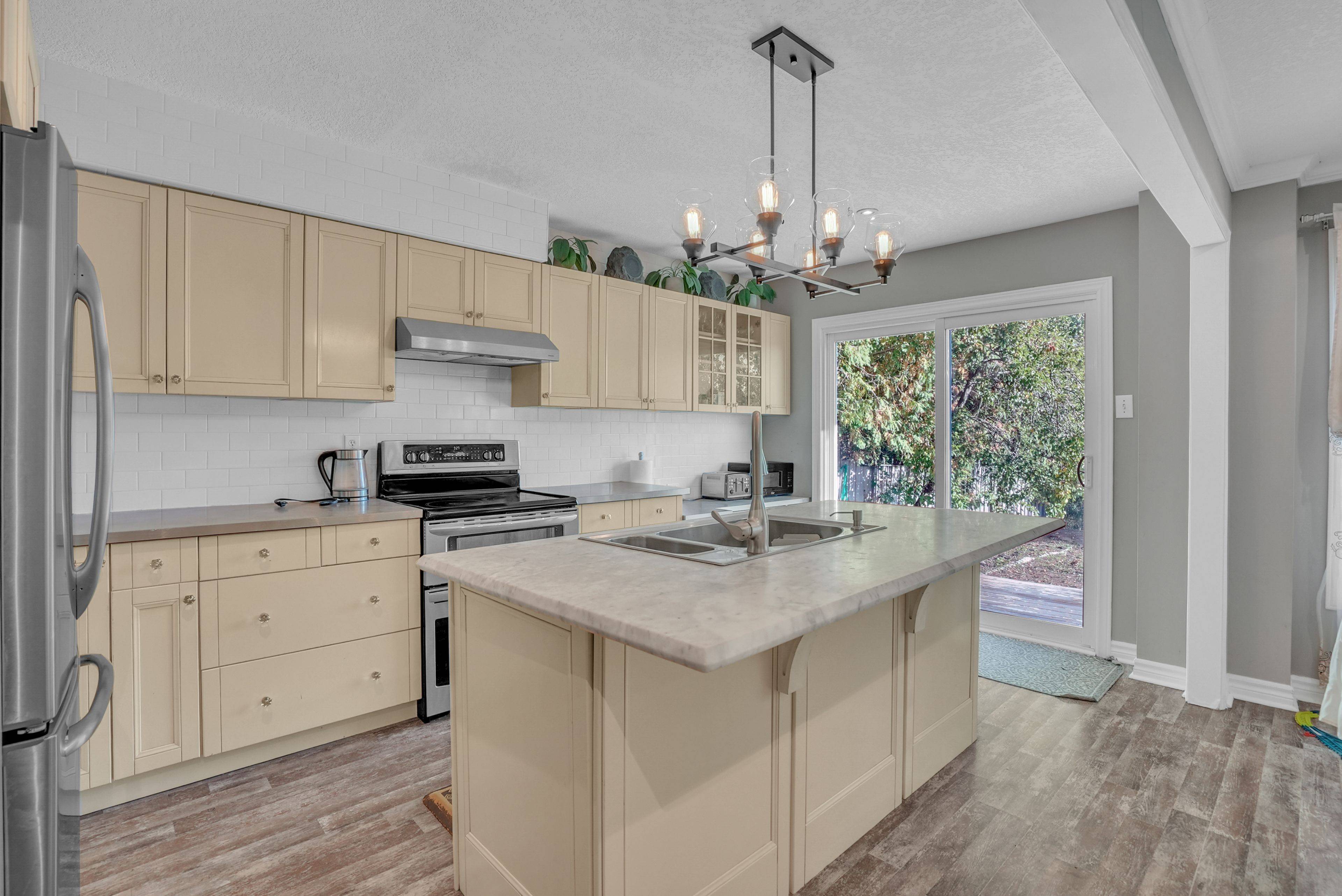 Barrie, ON L4M 5X2,30 Rosenfeld DR