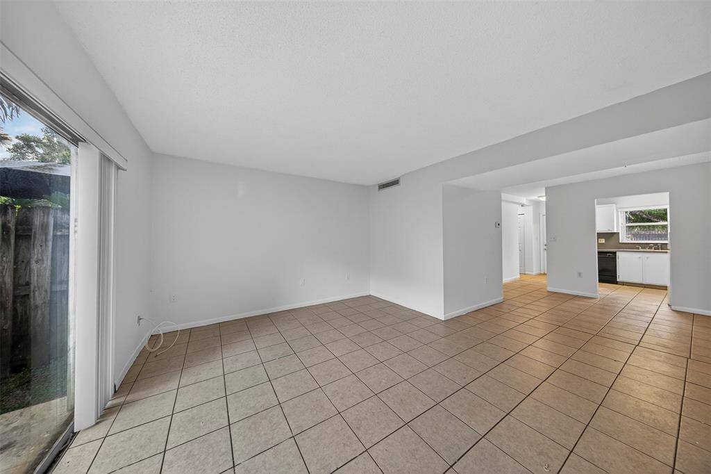 Oakland Park, FL 33311,809 W Oakland Park Blvd #J5