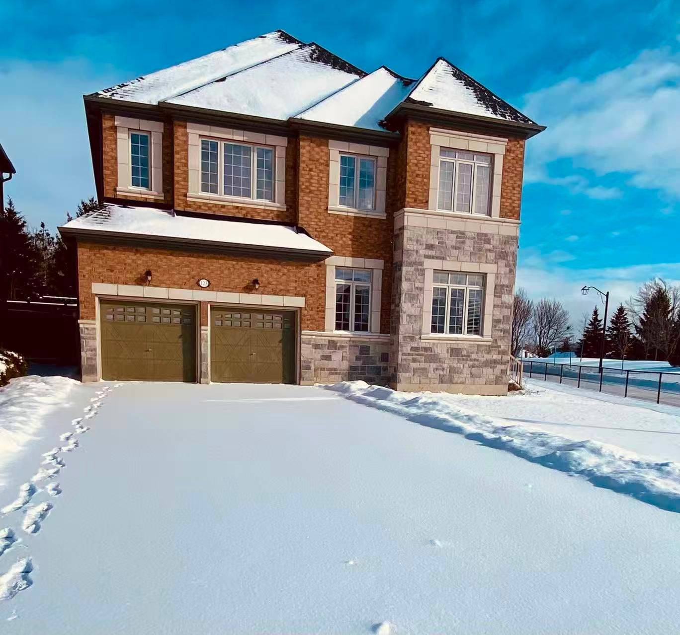 Newmarket, ON L3Y 0E2,123 Mitchell PL