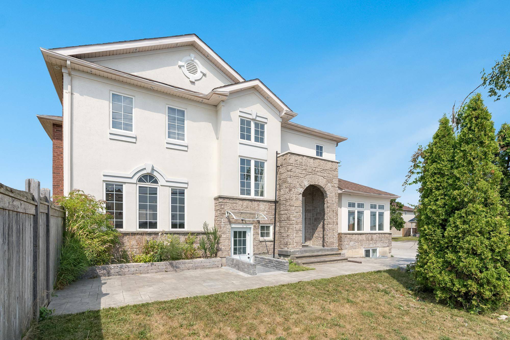 Orillia, ON L3V 7Y8,2 Vanessa DR