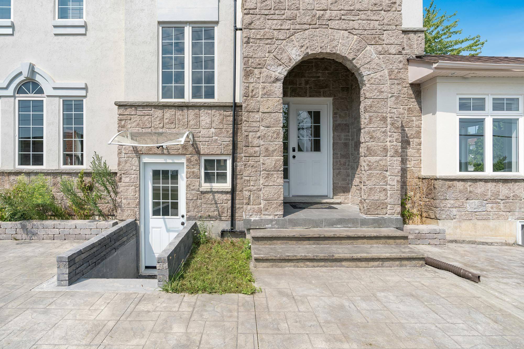 Orillia, ON L3V 7Y8,2 Vanessa DR