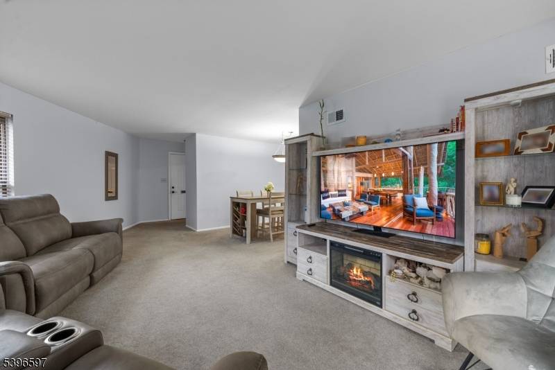 Little Falls Twp., NJ 07424,181 Long Hill #11-6