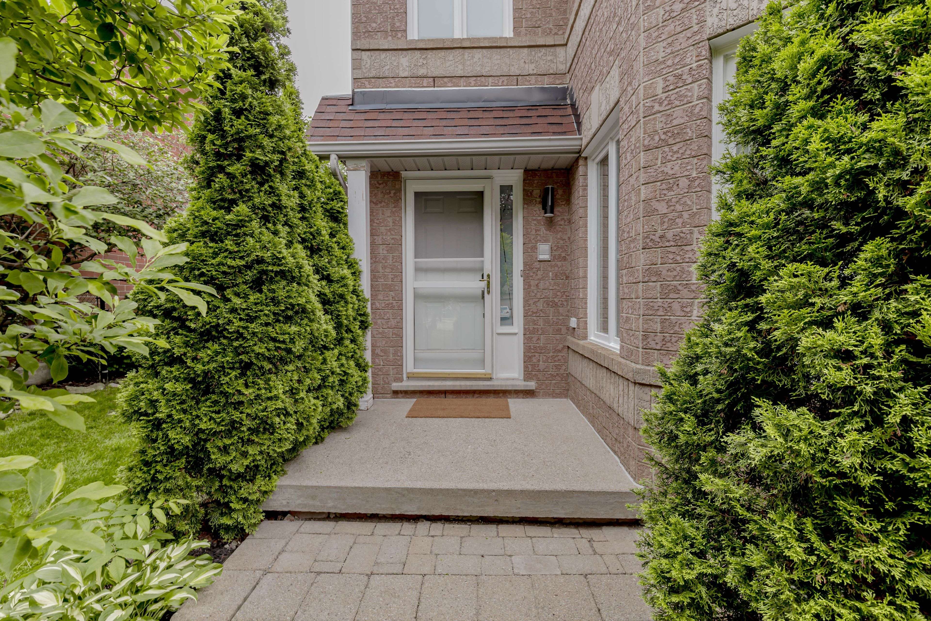 Hamilton, ON L8B 0K9,33 Strathroy CRES