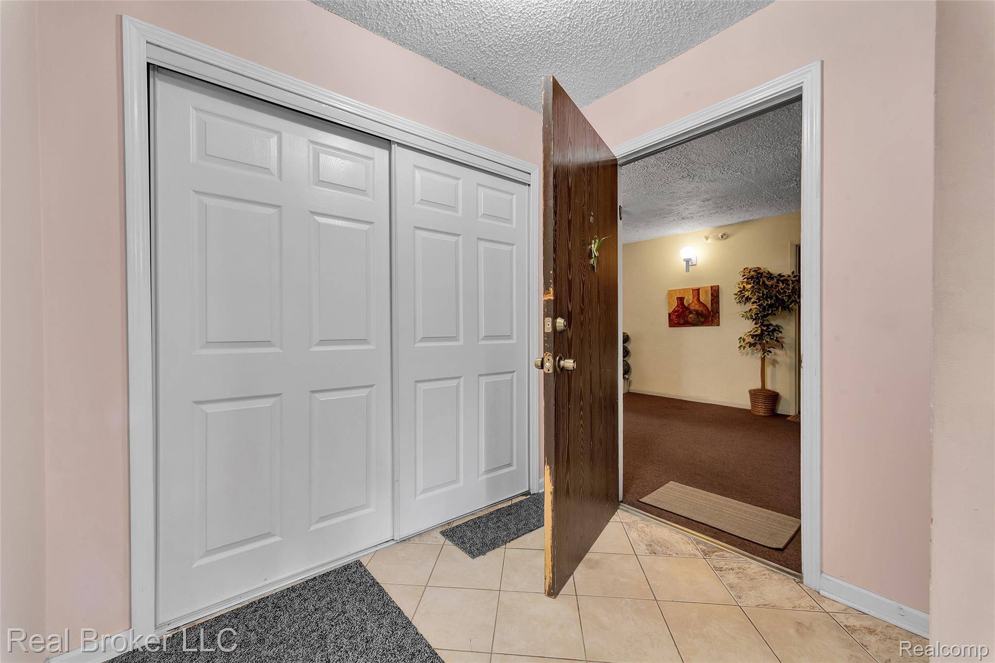 Farmington Hills, MI 48334,27835 Berrywood LN