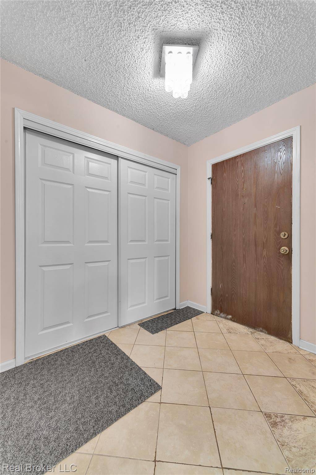 Farmington Hills, MI 48334,27835 Berrywood LN