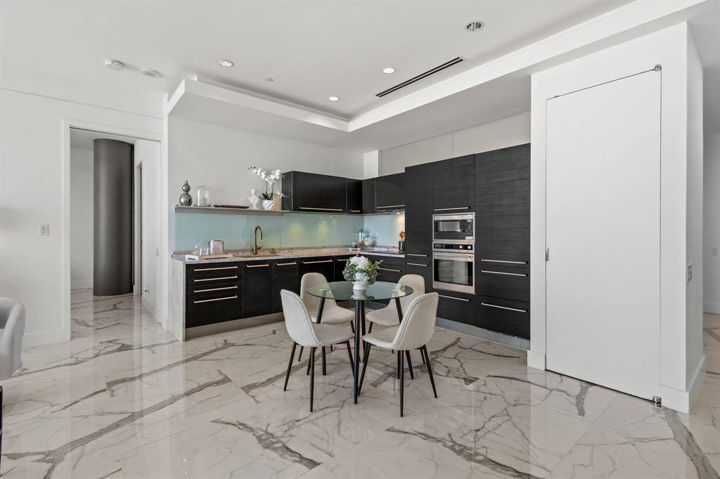 Dallas, TX 75219,2408 Victory Park Lane #1140