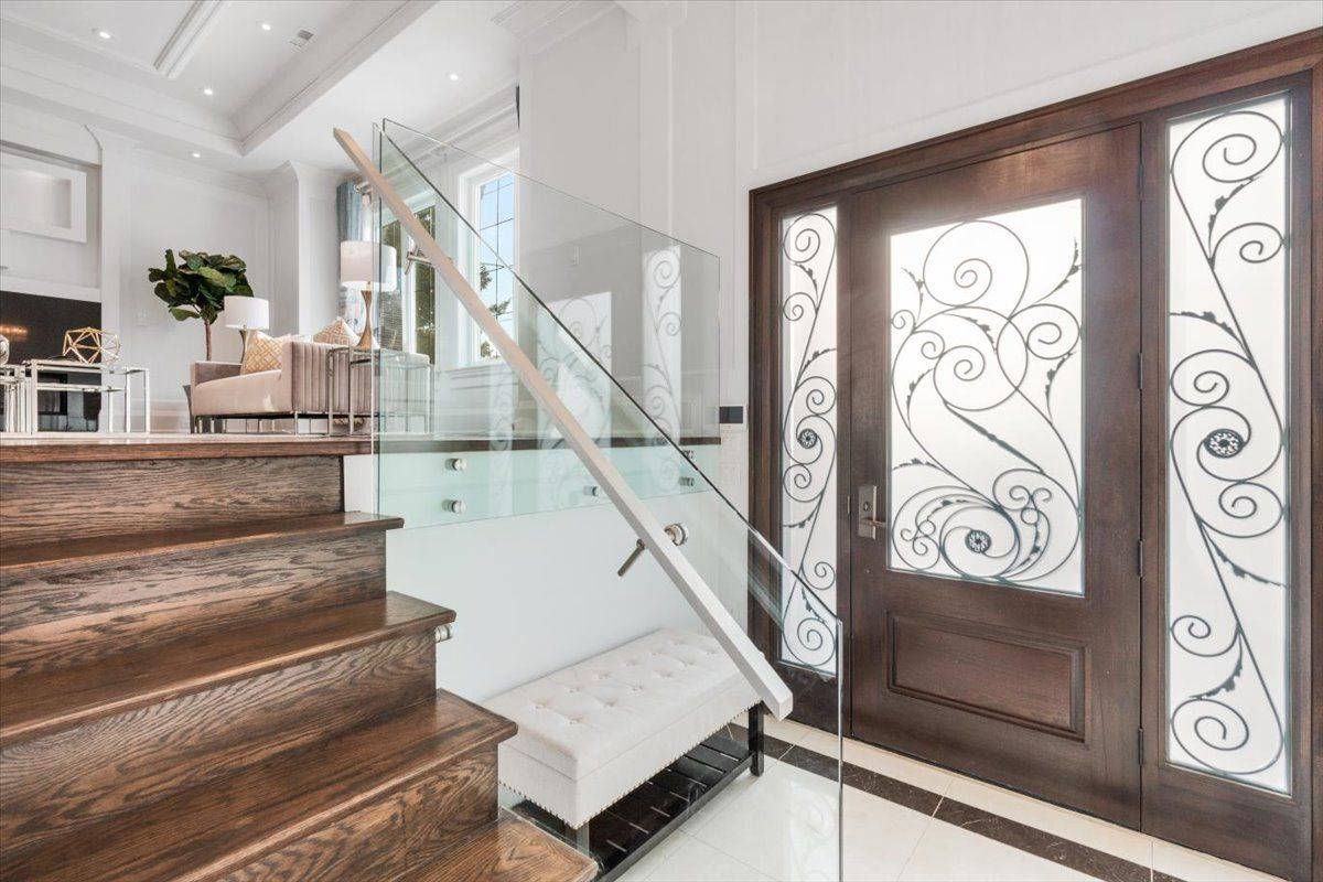 Toronto C14, ON M2M 2P9,26 Madawaska AVE