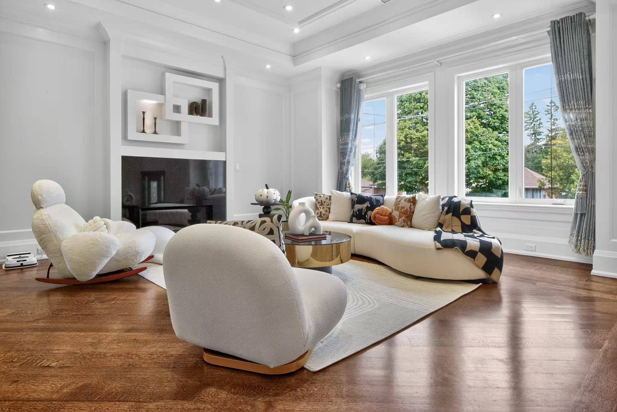 Toronto C14, ON M2M 2P9,26 Madawaska AVE