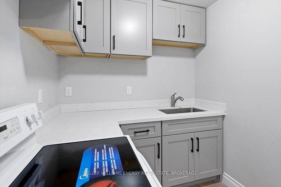 Oshawa, ON L1G 4S7,142 Simcoe ST N #B