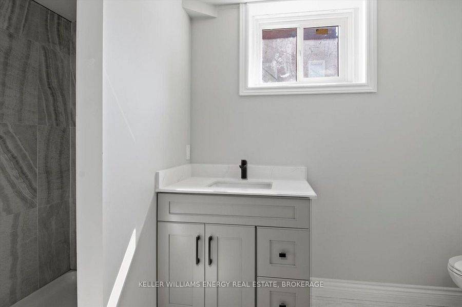 Oshawa, ON L1G 4S7,142 Simcoe ST N #B