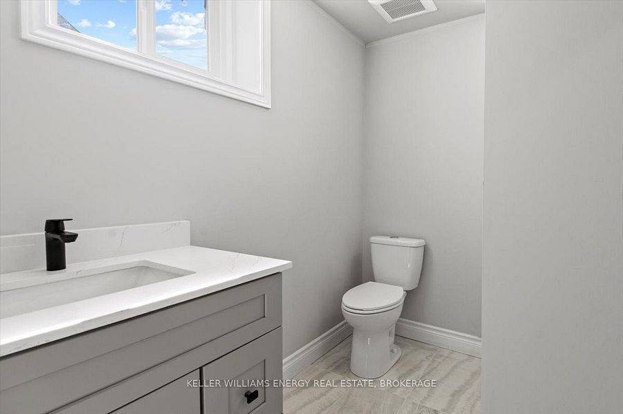 Oshawa, ON L1G 4S7,142 Simcoe ST N #B