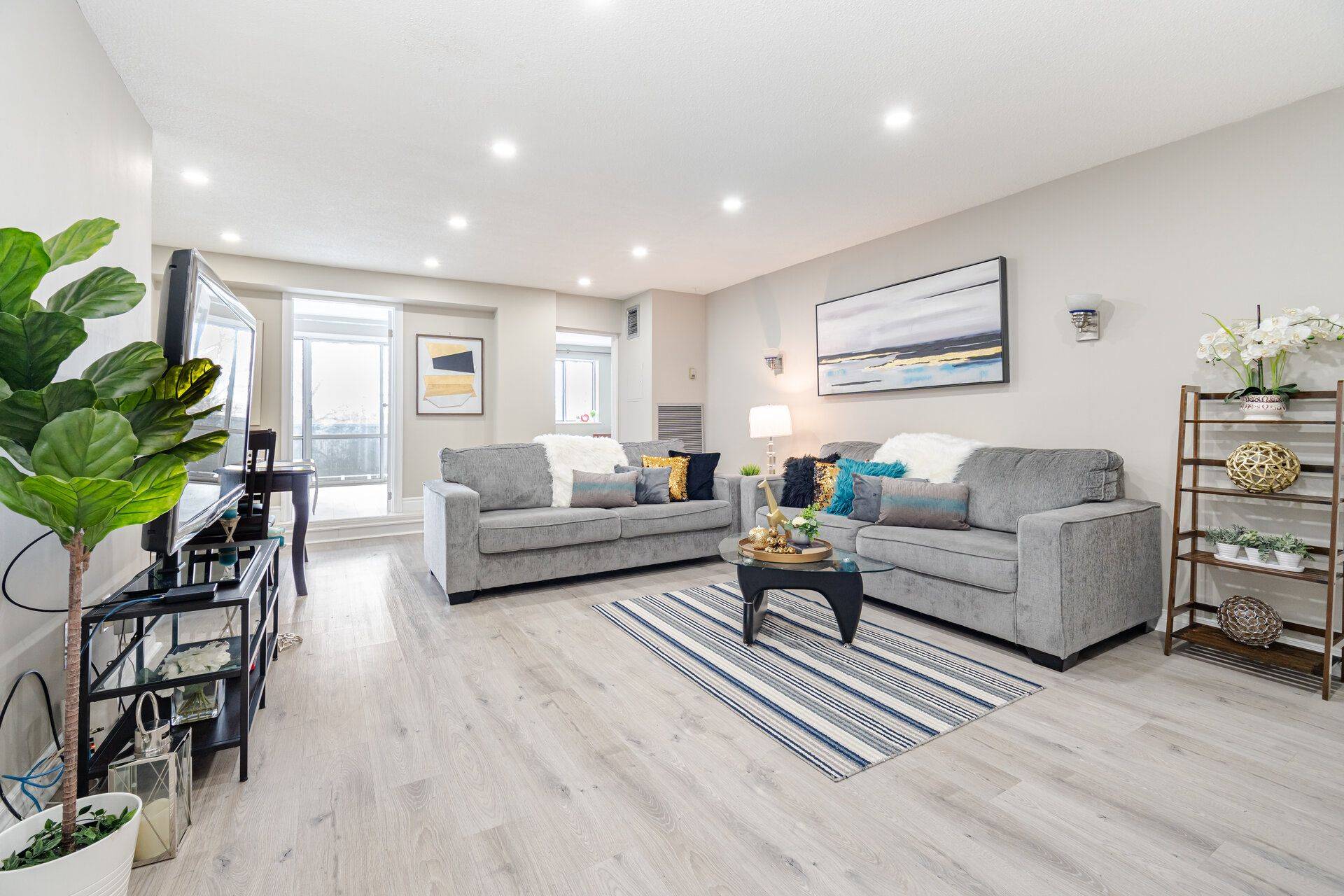 Mississauga, ON L5C 2V3,3025 The Credit Woodlands RD #325