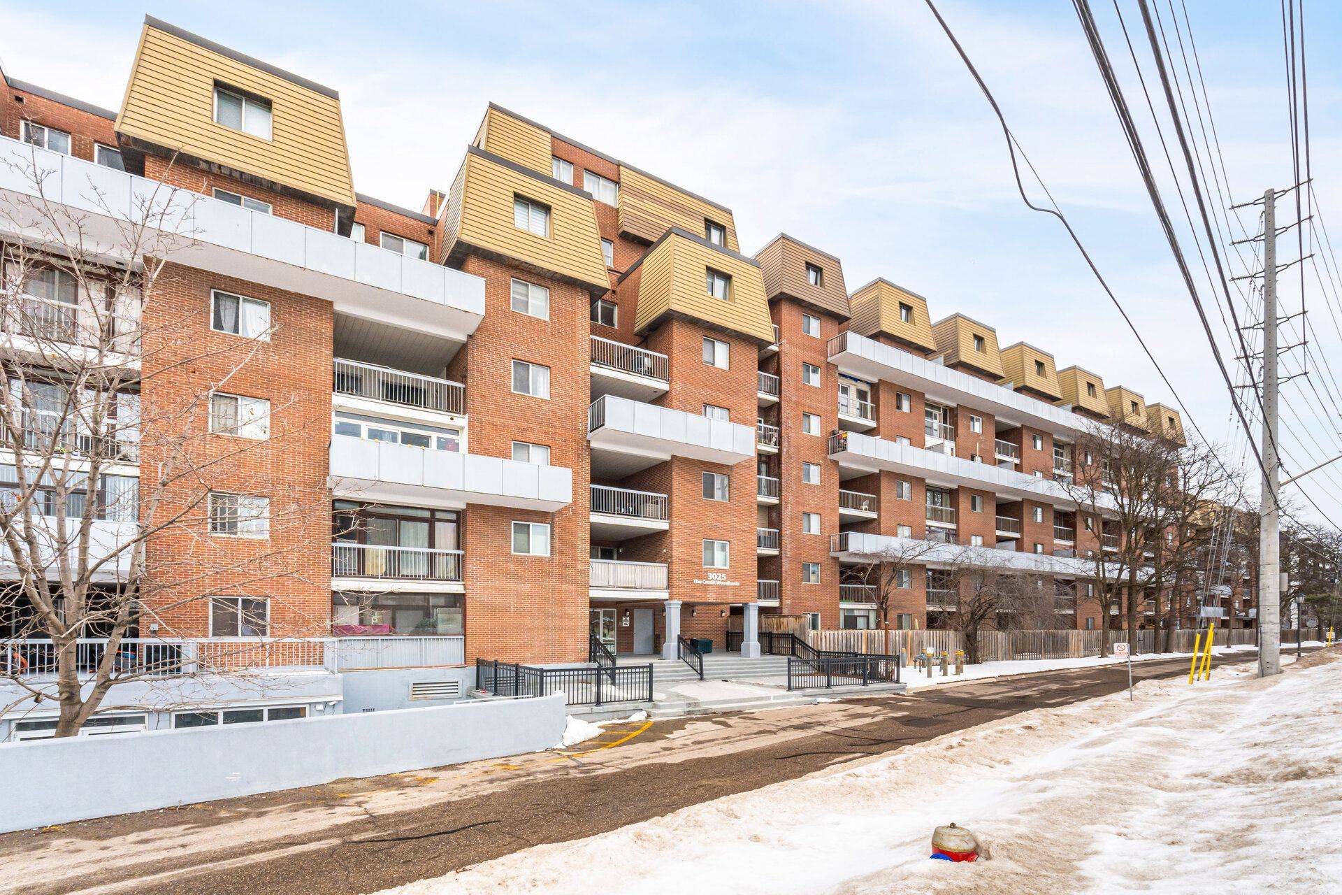 Mississauga, ON L5C 2V3,3025 The Credit Woodlands RD #325