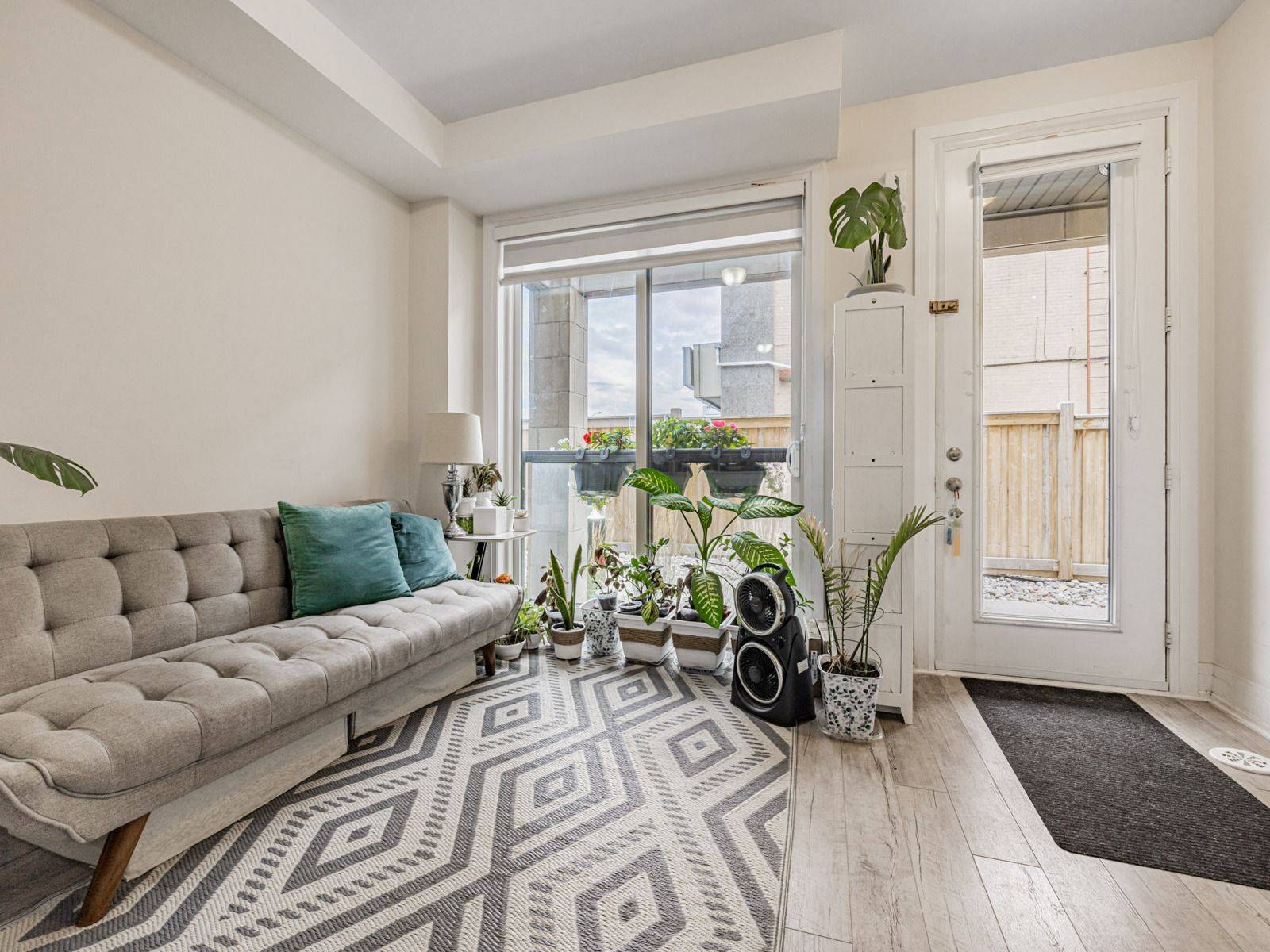 Toronto W04, ON M6A 1B4,713 Lawrence AVE W #5