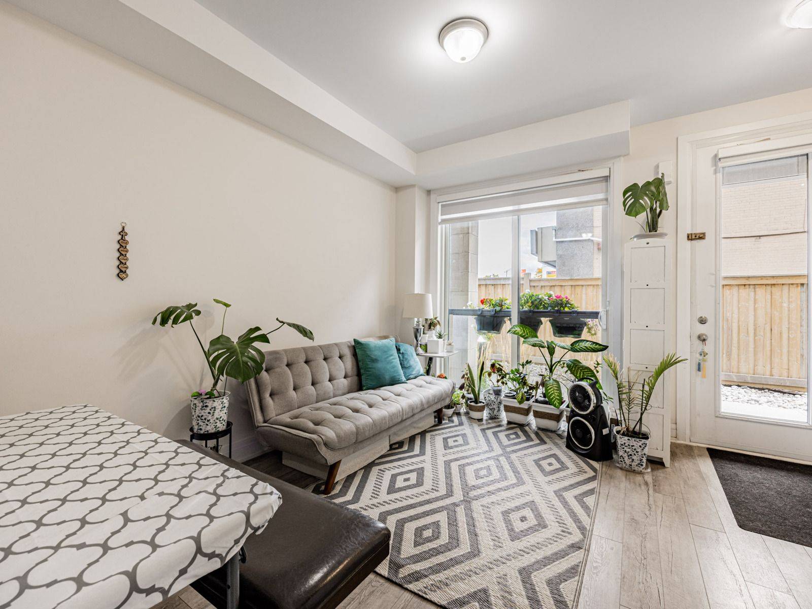 Toronto W04, ON M6A 1B4,713 Lawrence AVE W #5