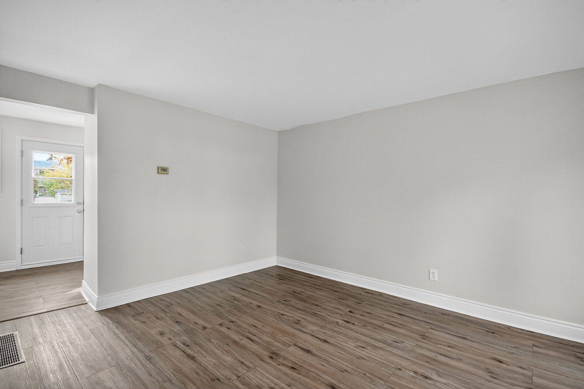 Mooneys Bay - Carleton Heights And Area, ON K2C 0K3,928 Meadowlands DR