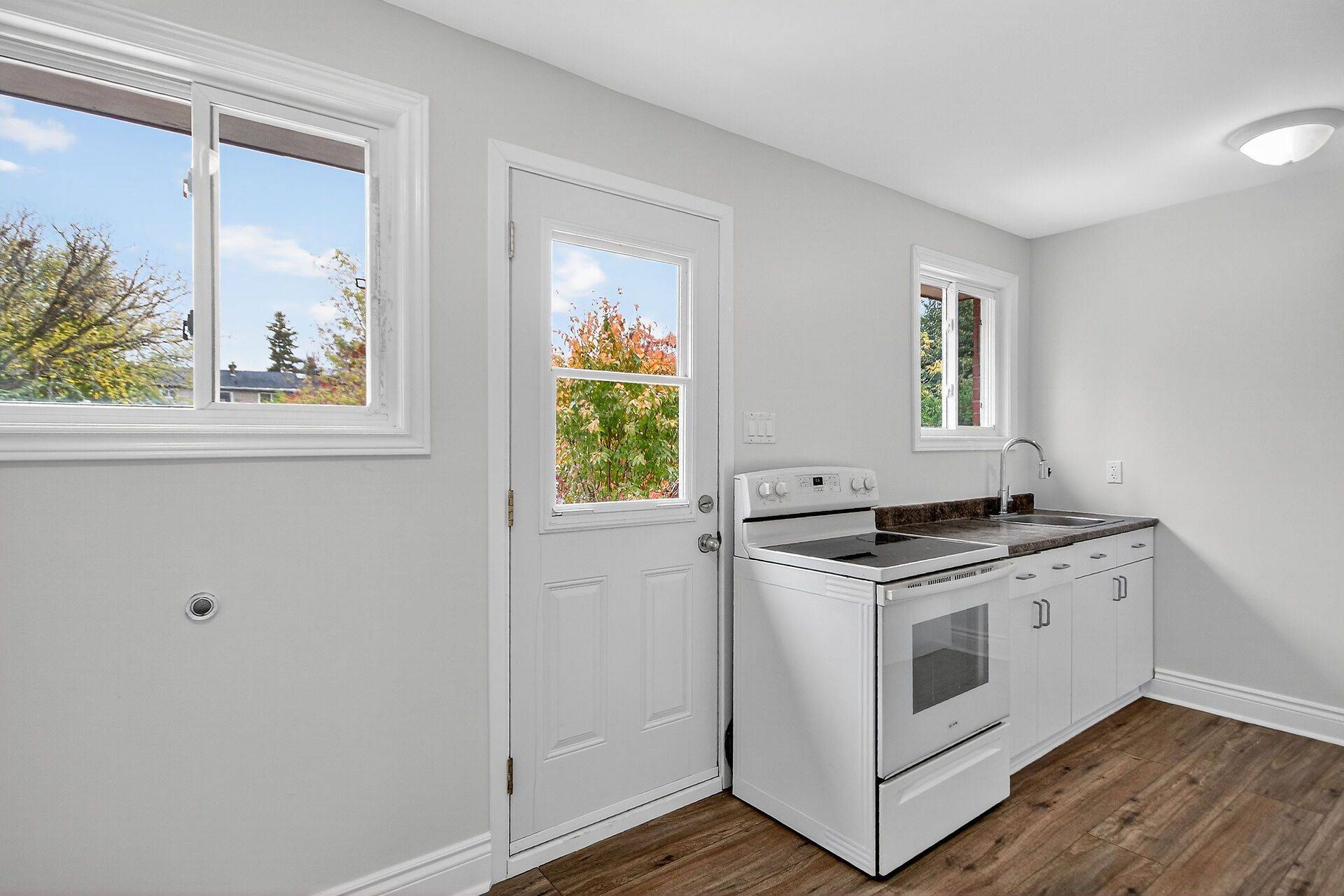 Mooneys Bay - Carleton Heights And Area, ON K2C 0K3,928 Meadowlands DR