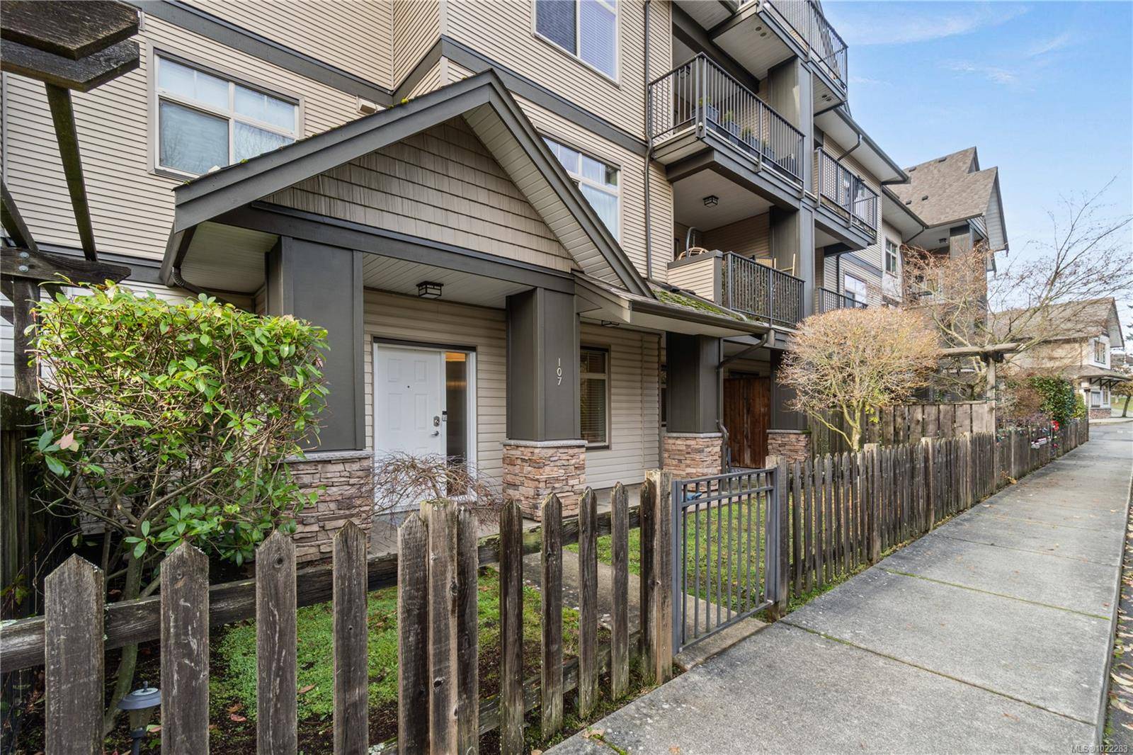 Nanaimo, BC V9Y 2B6,2111 Meredith Rd #107