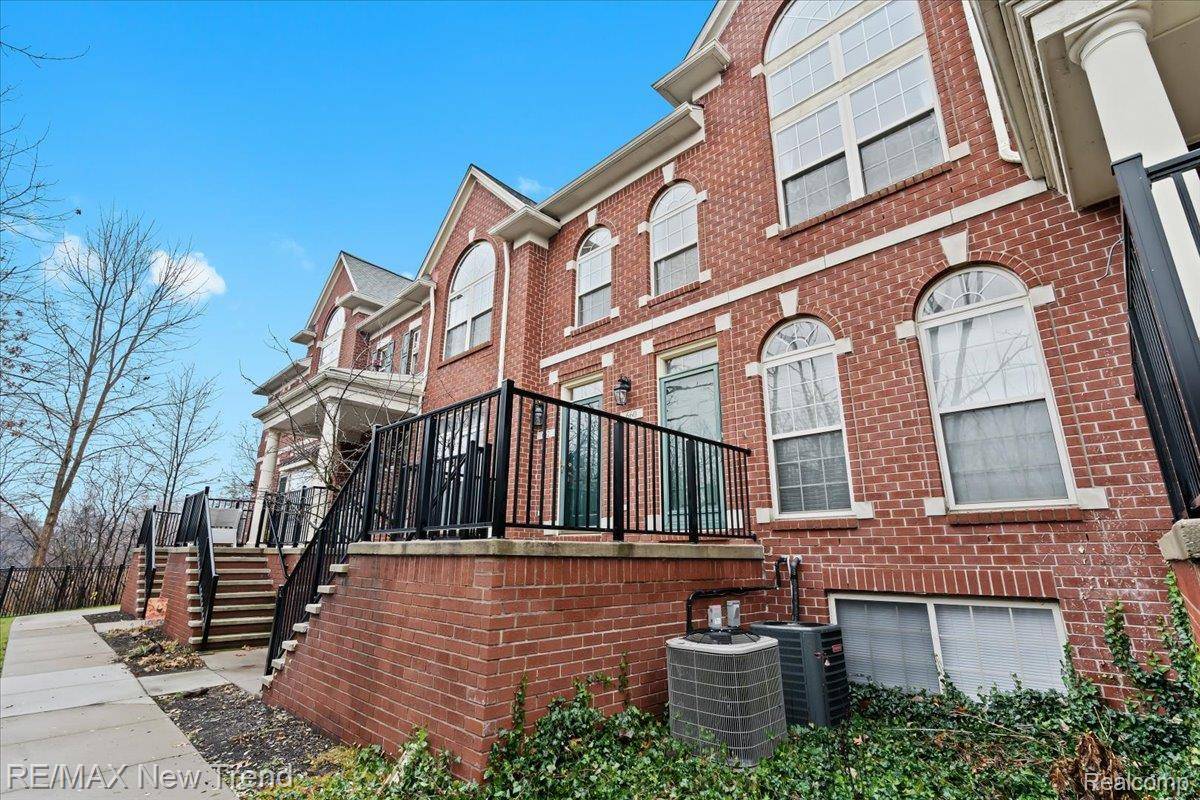 Milford, MI 48381,662 Village LN