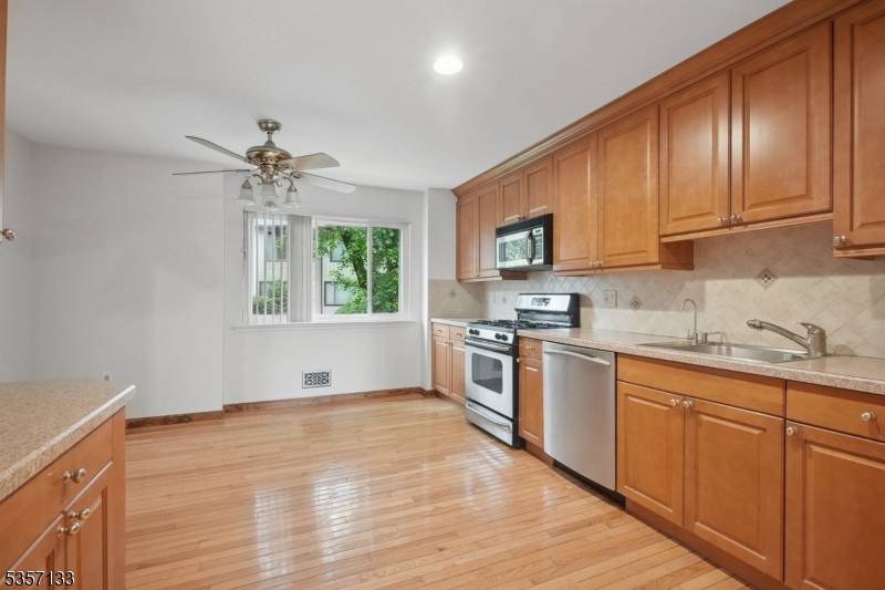 Florham Park Boro, NJ 07932,38 Park St #25H