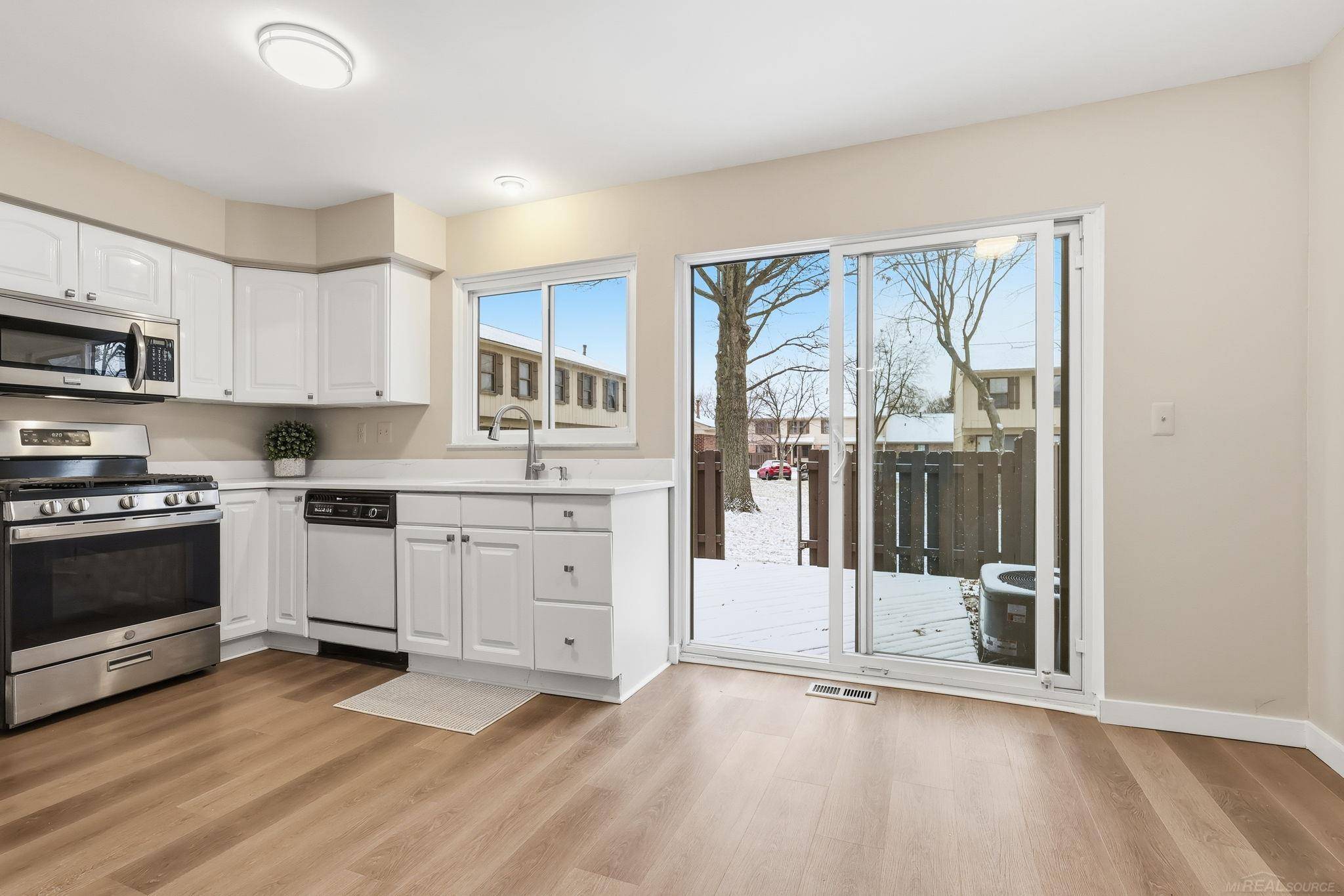 Warren, MI 48093,31610 Green Meadow LN