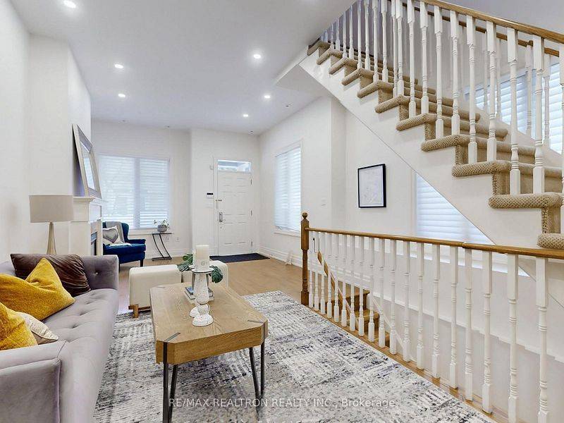 Toronto C12, ON M2P 1B6,47 York Mills RD #215