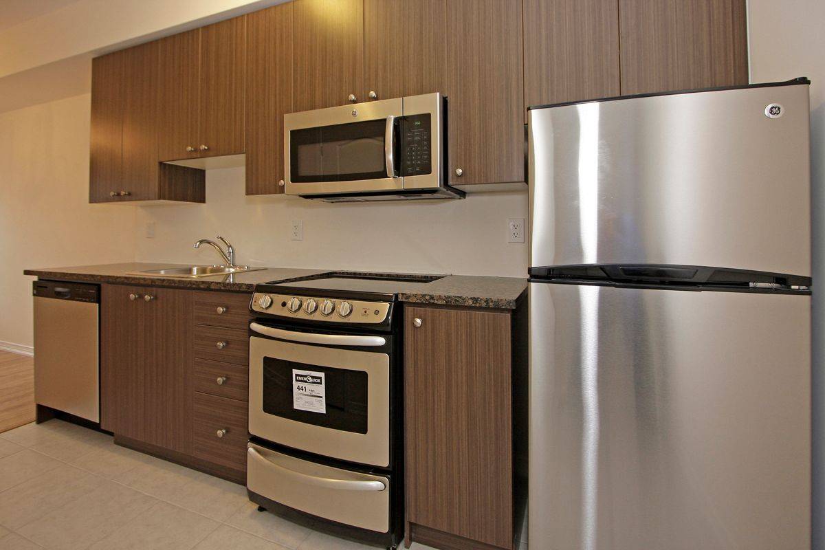 Toronto C07, ON M2R 0A4,15 Coneflower CRES #232