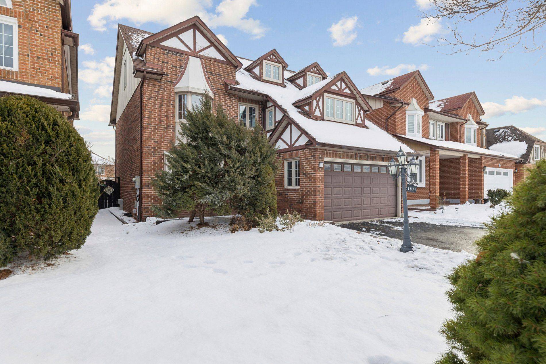 Pickering, ON L1V 6L2,1871 Brookshire SQ